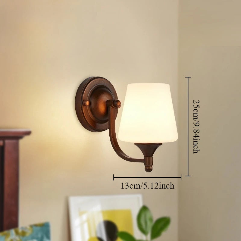 lampe murale classique bronze foncé abat jour blanc verre opaque éclairage intérieur ambiance chambre