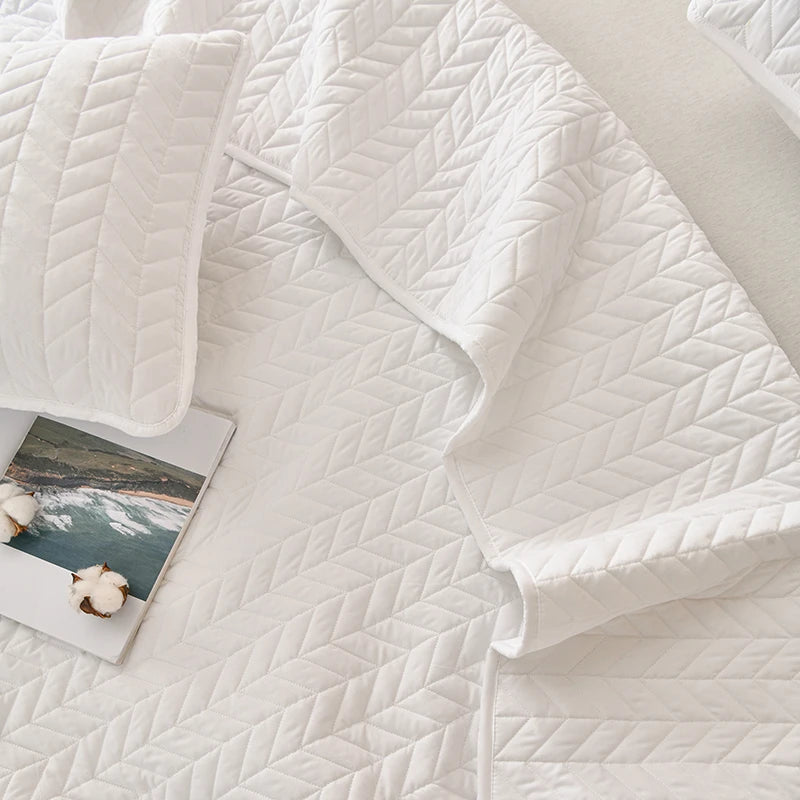 Détail de la texture douce du couvre-lit blanc