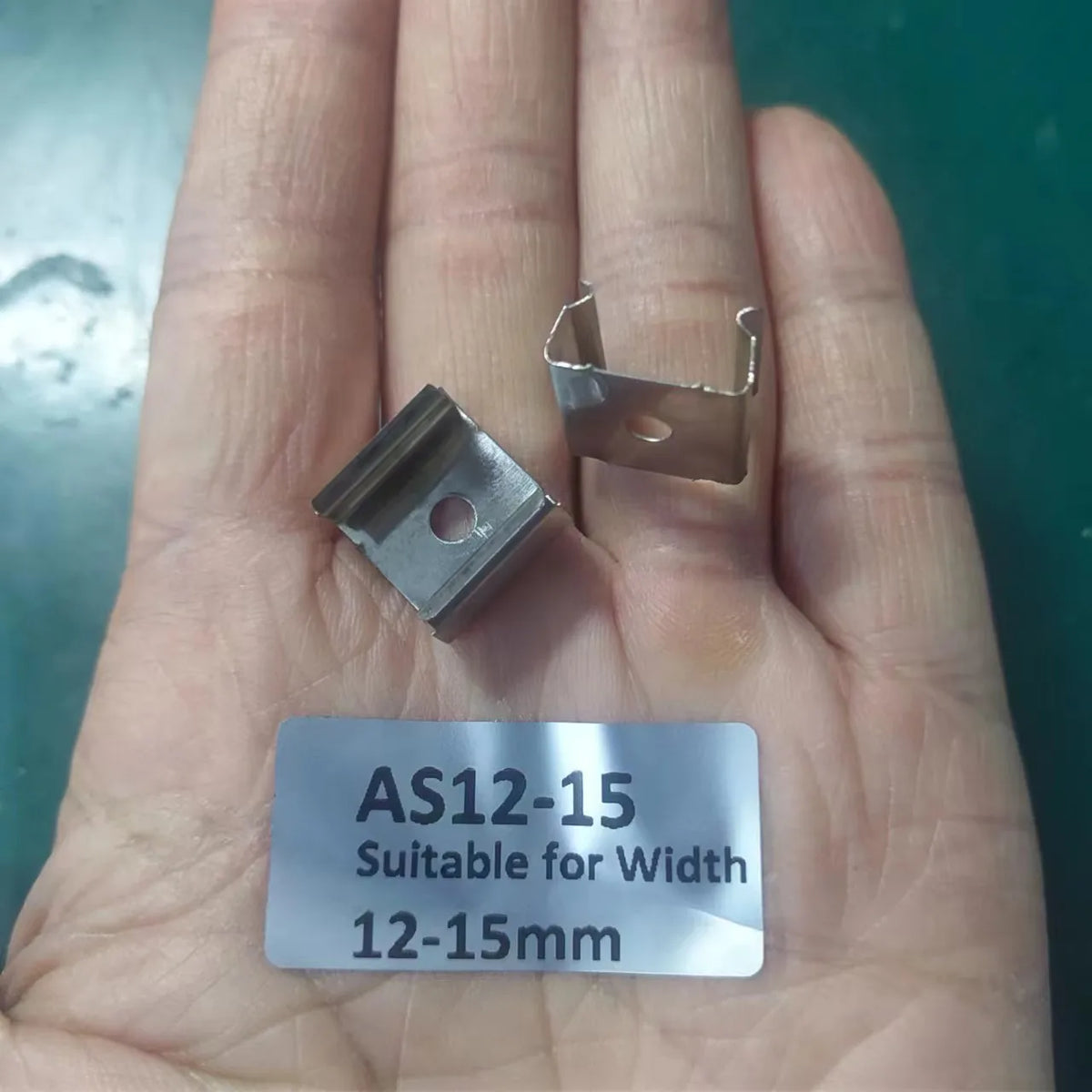 clips métalliques argentés industriels fixations support bandes led acier inoxydable certifications rohs