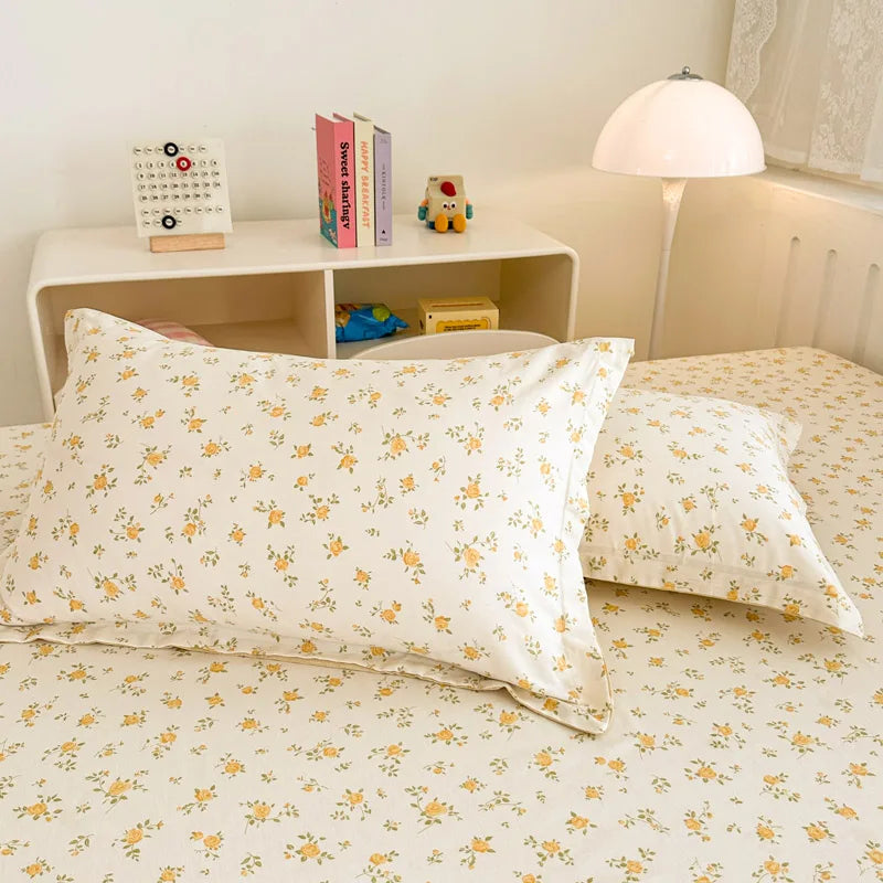 Lit douillet avec draps fleuris, étagère et lampe suspendue dans une chambre accueillante.