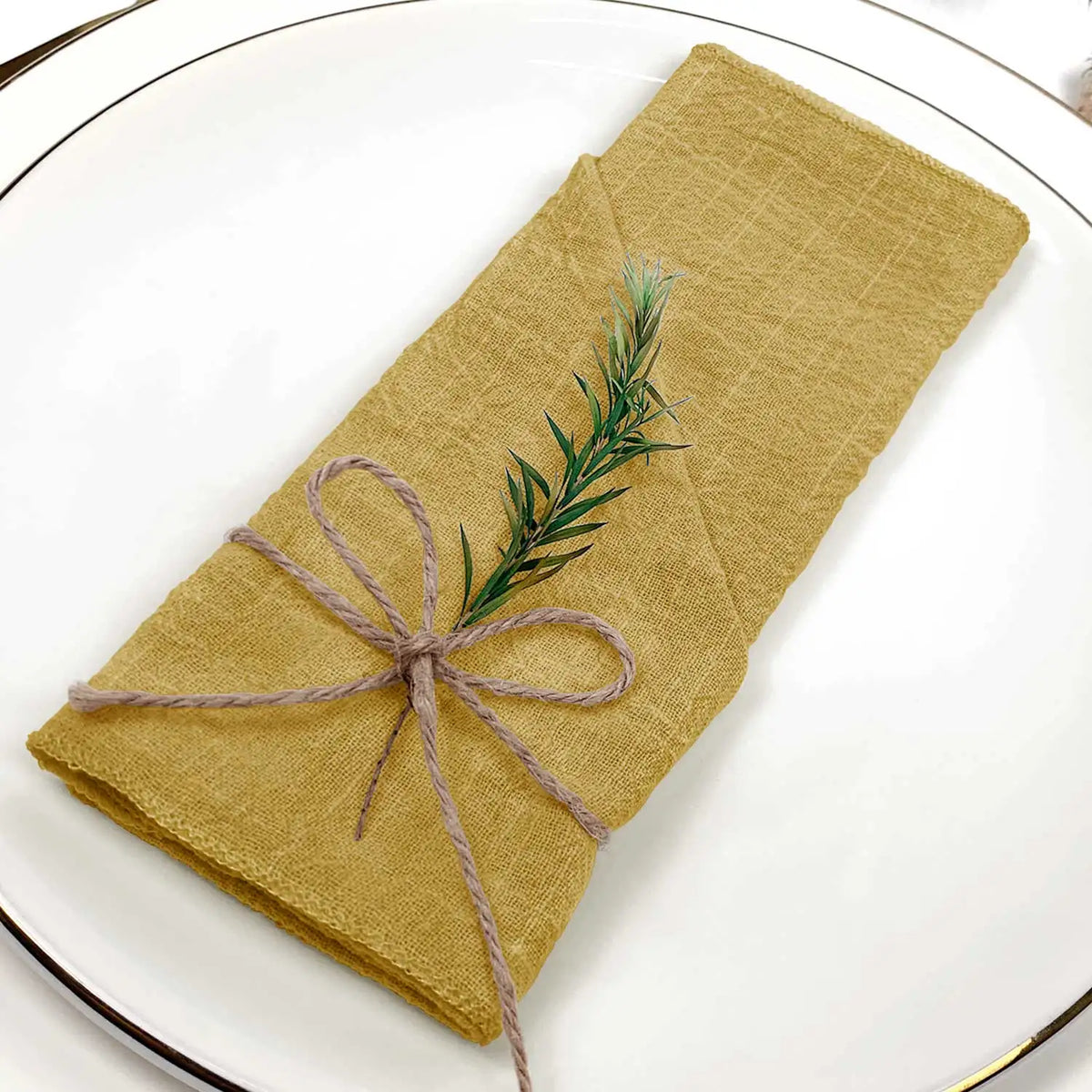 serviette lin bleu clair classique anneau métallique ruban coton fleur herbe séchée table mariage