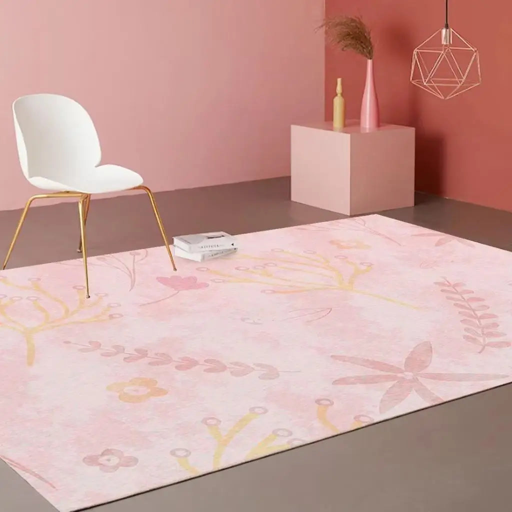 Intérieur de pièce design avec chaise blanche, objets de décoration et tapis fleuri.