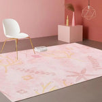 Intérieur de pièce design avec chaise blanche, objets de décoration et tapis fleuri.