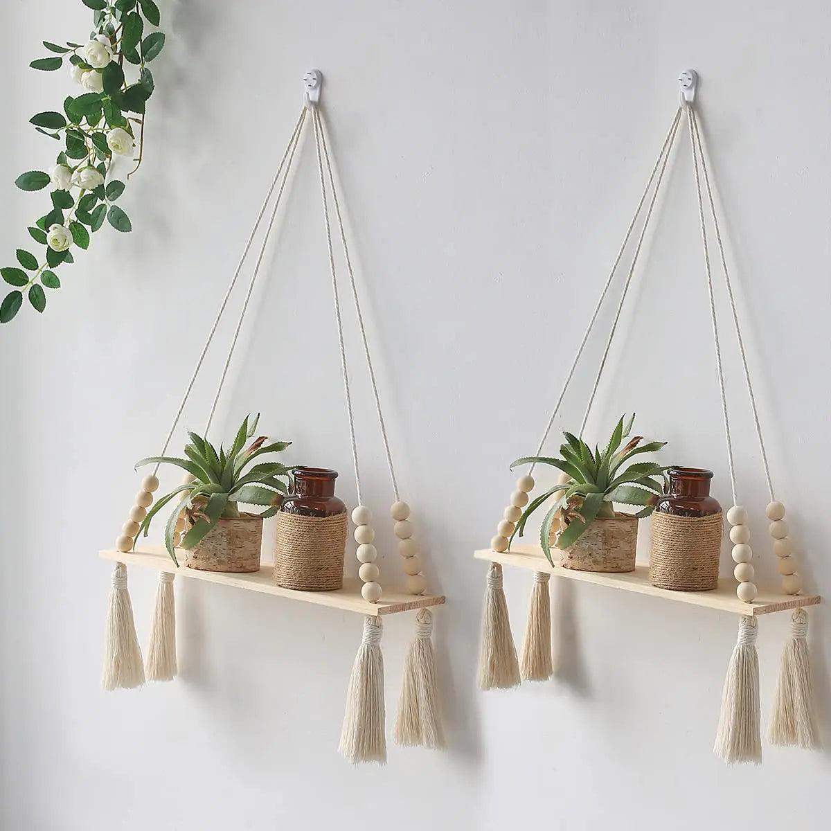 Étagère murale macramé gris clair dans un salon boho