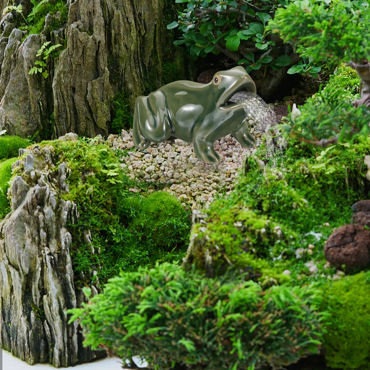 fontaine eau statue grenouille verte céramique lisse brillante jardin extérieurintérieur