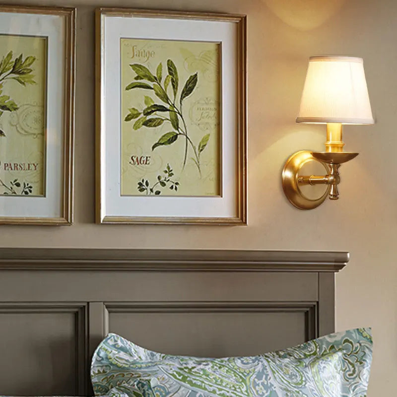 lampe murale classique dorée abat jour tissu blanc socle cuivre éclairage chambre salon étude