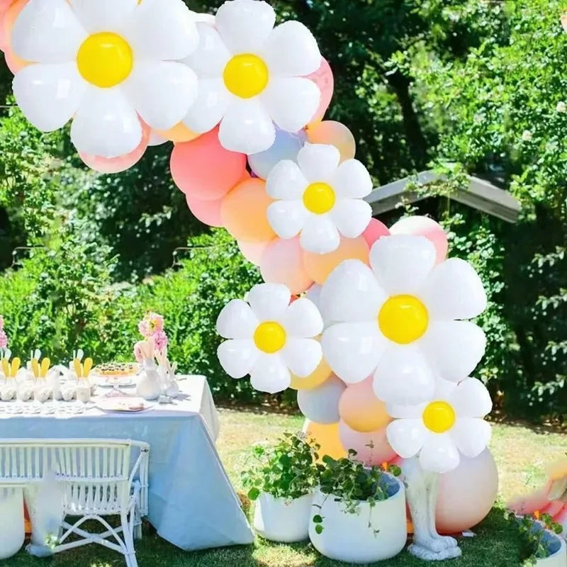 Ballon marguerite blanche dans un jardin pour mariage romantique
