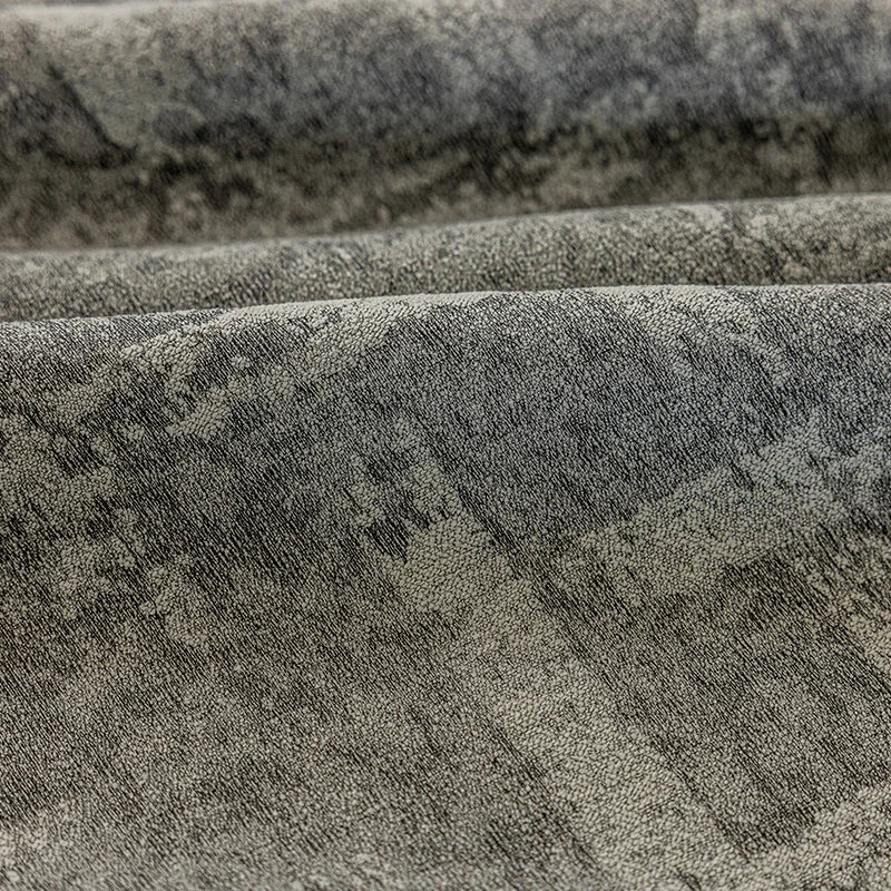 Tissu gris avec un motif texturé, idéal pour la décoration intérieure. Parfait pour la réalisation de rideaux ou de housses de coussins, ce tissu apporte une touche contemporaine et élégante à votre espace de vie.