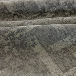 Tissu gris avec un motif texturé, idéal pour la décoration intérieure. Parfait pour la réalisation de rideaux ou de housses de coussins, ce tissu apporte une touche contemporaine et élégante à votre espace de vie.