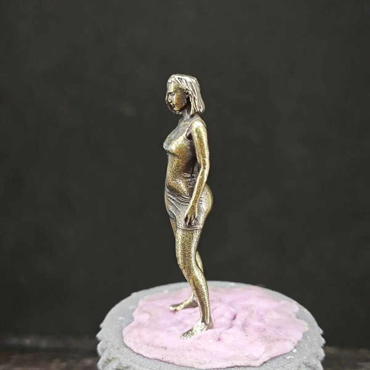 statue femme dorée moderne pose dynamique socle rose texture alvéolaire métallique brillante collection