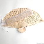 ventilateurs pliants bois naturel motifs ajourés personnalisés mariage invités décoration événement traditionnel champêtre