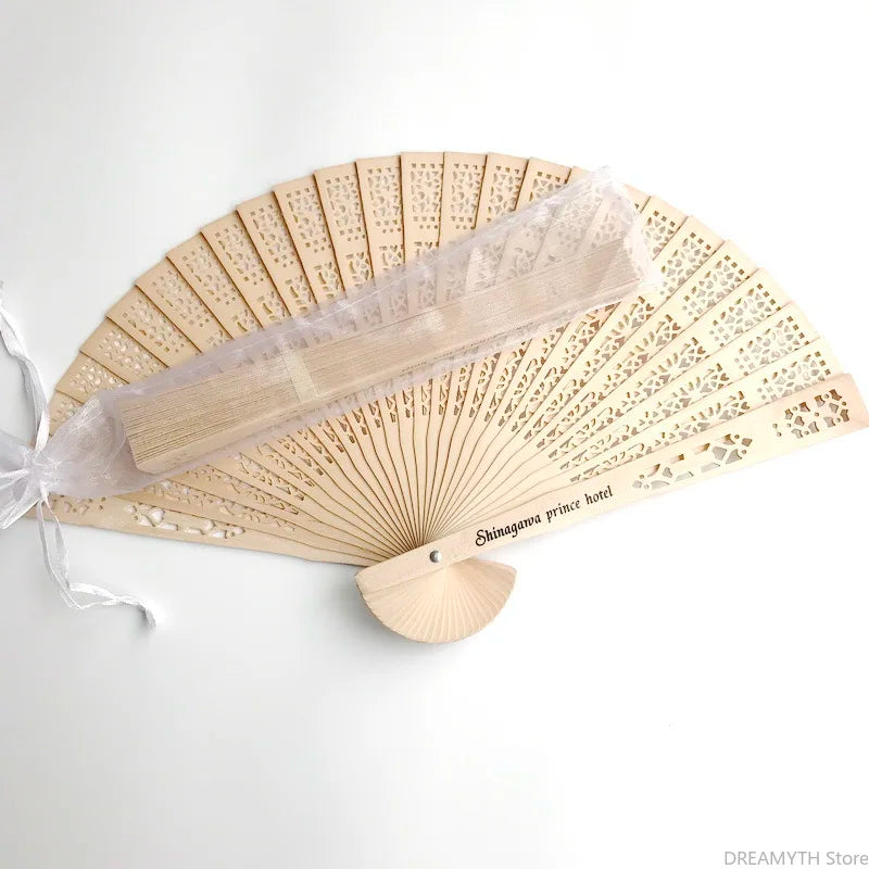 ventilateurs pliants bois naturel motifs ajourés personnalisés mariage invités décoration événement traditionnel champêtre