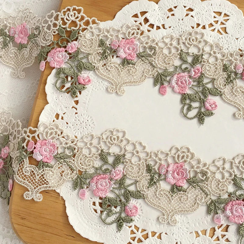 ruban dentelle motifs fleurs relief beige rose vert largeur 5.5cm vintage romantique