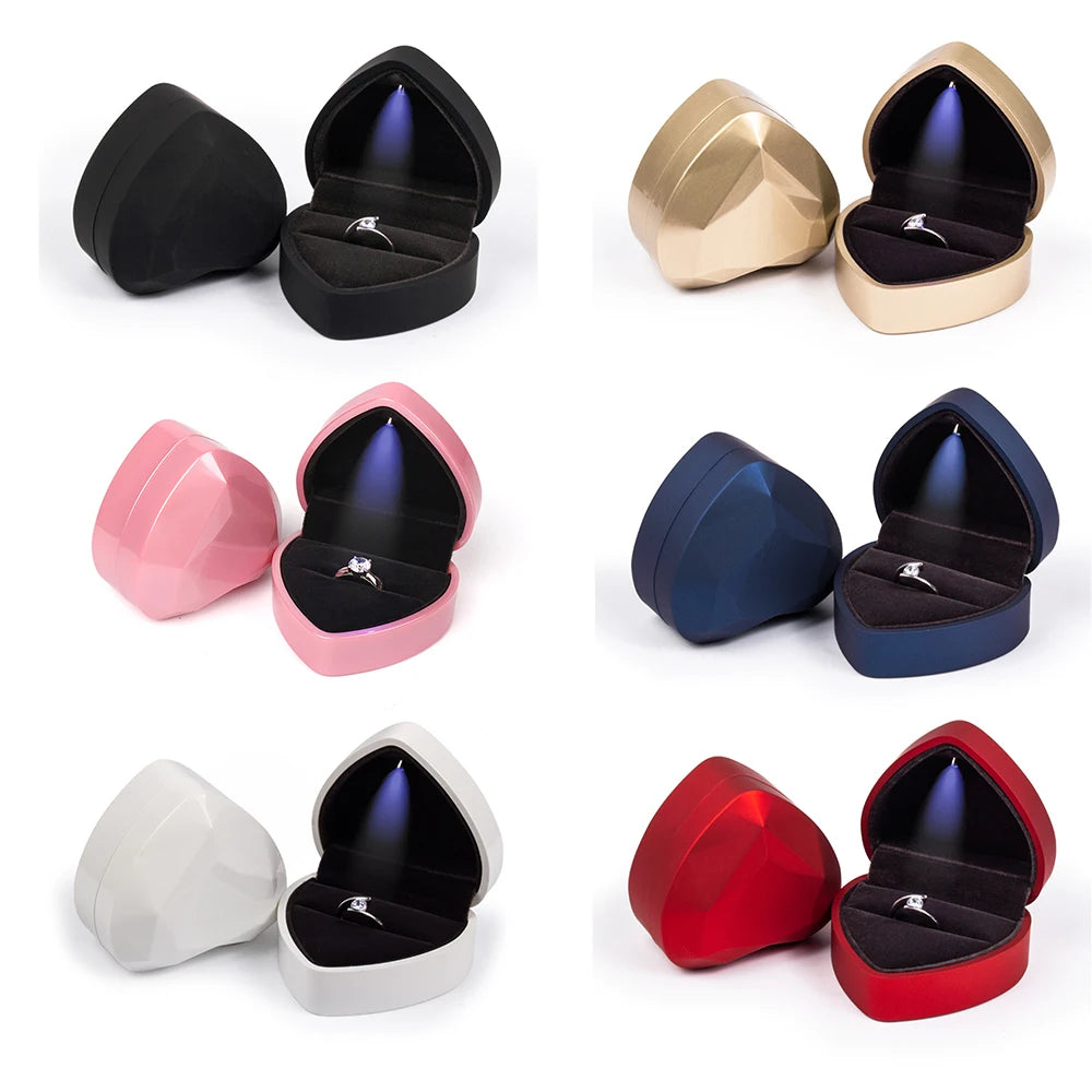 boîte bijoux contemporaine noire dorée lumière LED anneaux facettes géométriques occasions cadeaux anniversaires fêtes