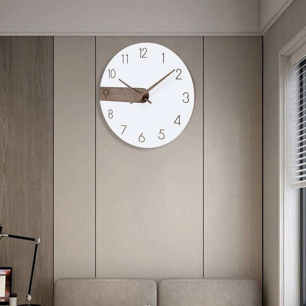 horloge murale moderne minimaliste blanc marron numéros dorés aiguilles bois texturée silent contemporain