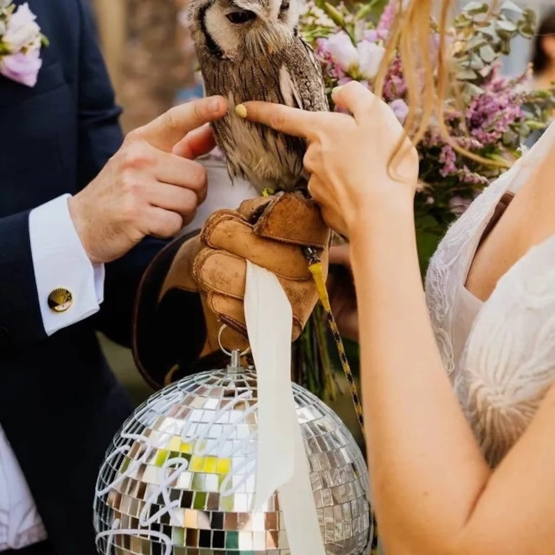 Boule disco en vert clair éclairée dans un intérieur moderne