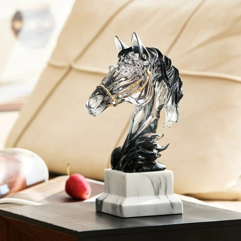 sculpture tête cheval transparent marbré moderne élégant base carrée décoration intérieure ornement animal résine