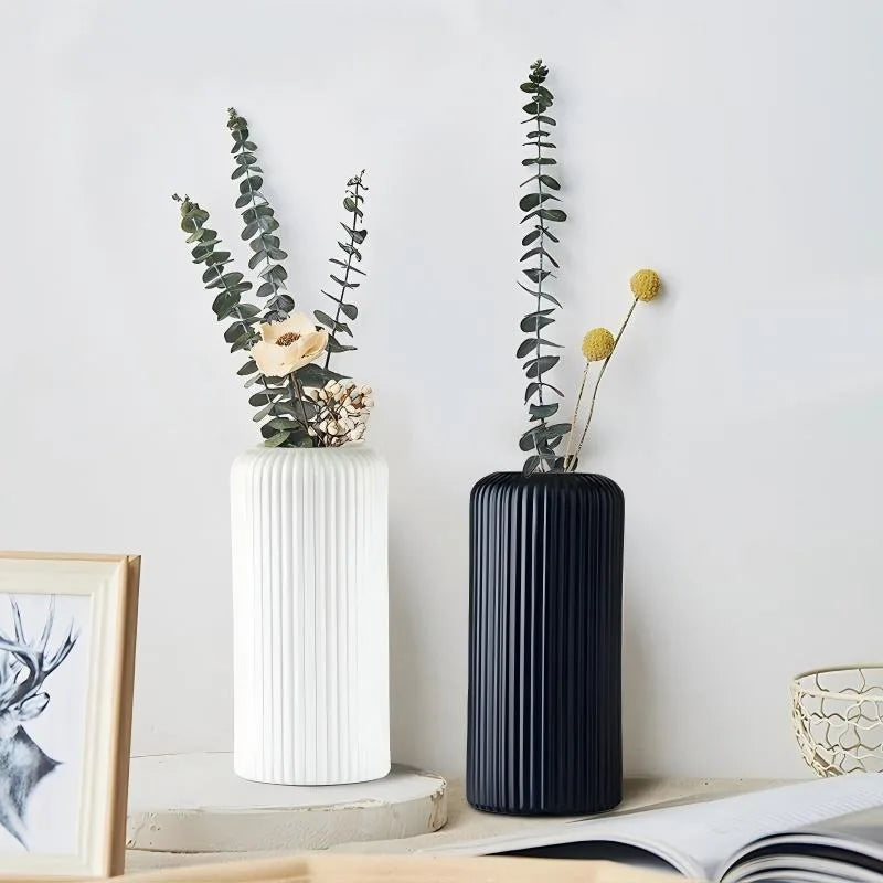 vase moderne rayures verticales blanc noir decoration intérieure fleurs artificielles contemporain salon