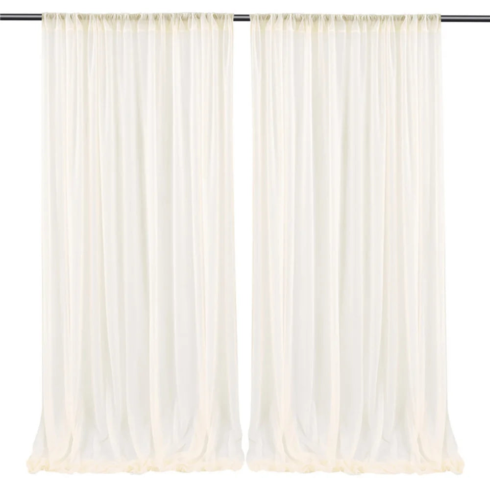 Des rideaux blancs et légers, suspendus sur une tringle noire, offrent une atmosphère douce et sereine à cette pièce.