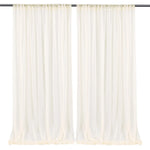 Des rideaux blancs et légers, suspendus sur une tringle noire, offrent une atmosphère douce et sereine à cette pièce.