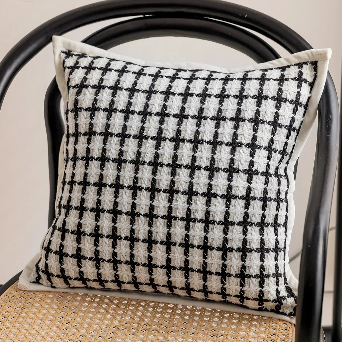 taies d'oreiller décoratives noires blanches motif fleur jacquard respectueuses environnement polyester modernes maison hospitalière