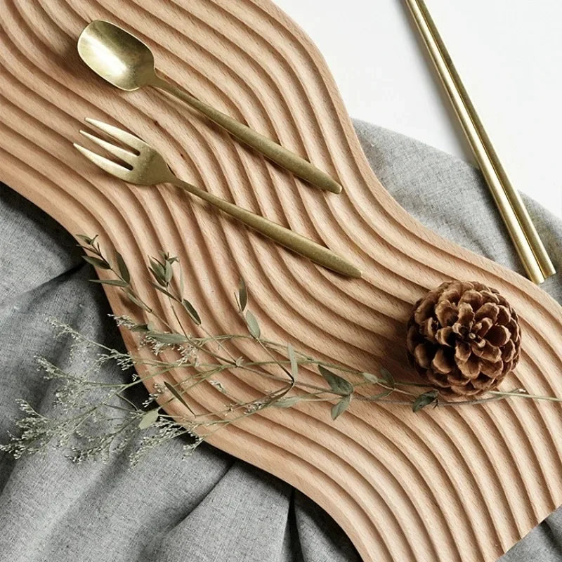 Plateau en bois japonais dans une décoration intérieure épurée