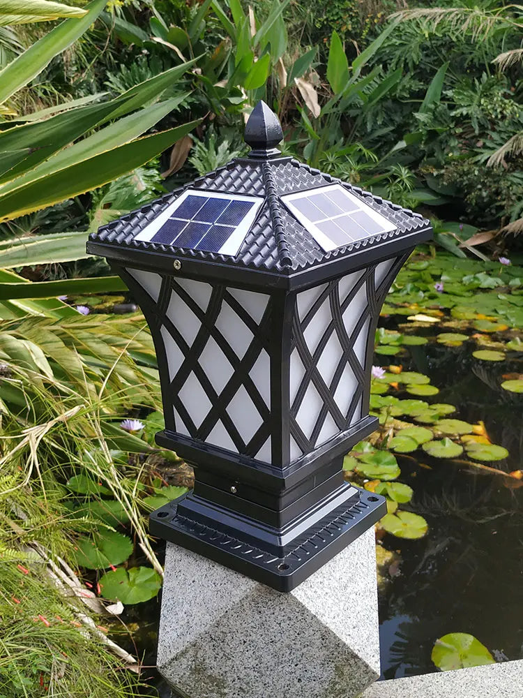 Lampe solaire allumée la nuit dans une allée
