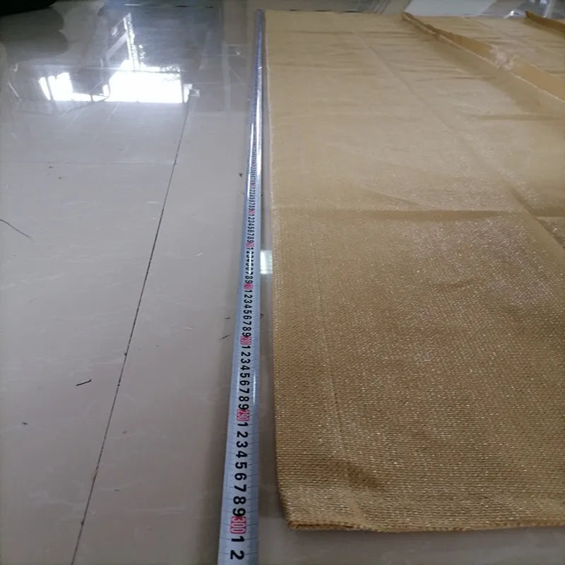 Voile d'ombrage déployée offrant une protection solaire optimale
