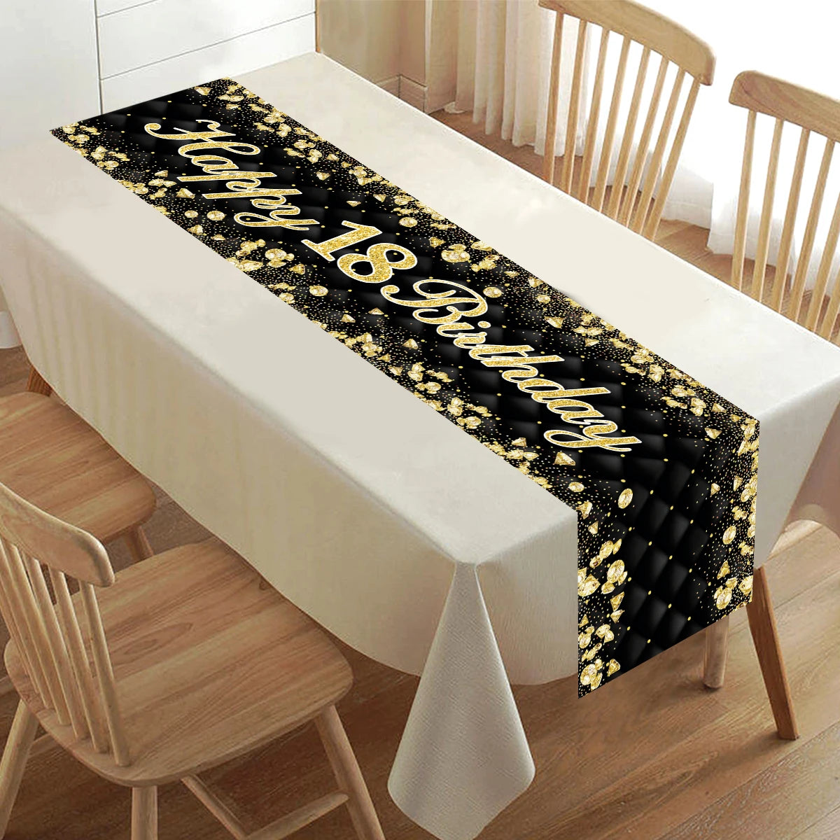 Chemin de table noir et or avec accessoires de décoration dorés