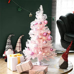Sapin de Noël rose rouge sur rebord de fenêtre avec décorations