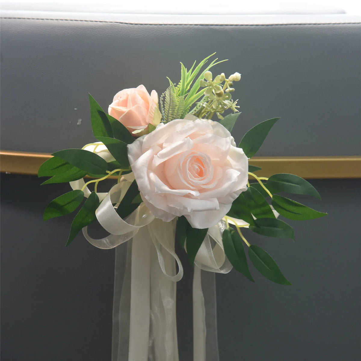 décoration mariage rose artificielle ruban eucalyptus feuilles verte chaise égliseextérieur