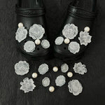 boucles sabots noirs fleurs blanches adhésif métal décoratives féminines accessoire chaussures tendance