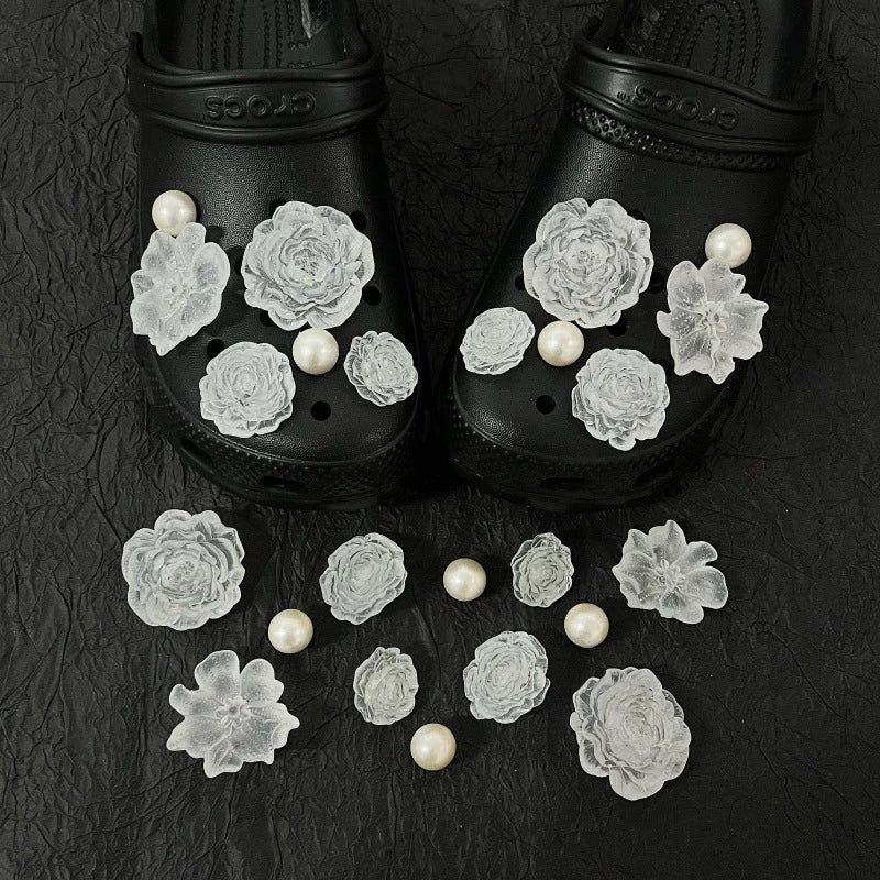 boucles sabots noirs fleurs blanches adhésif métal décoratives féminines accessoire chaussures tendance