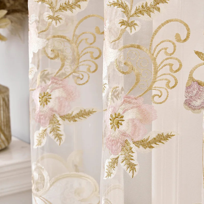 rideau blanc brodé fleur doré rose pâle classique romantique fenêtre