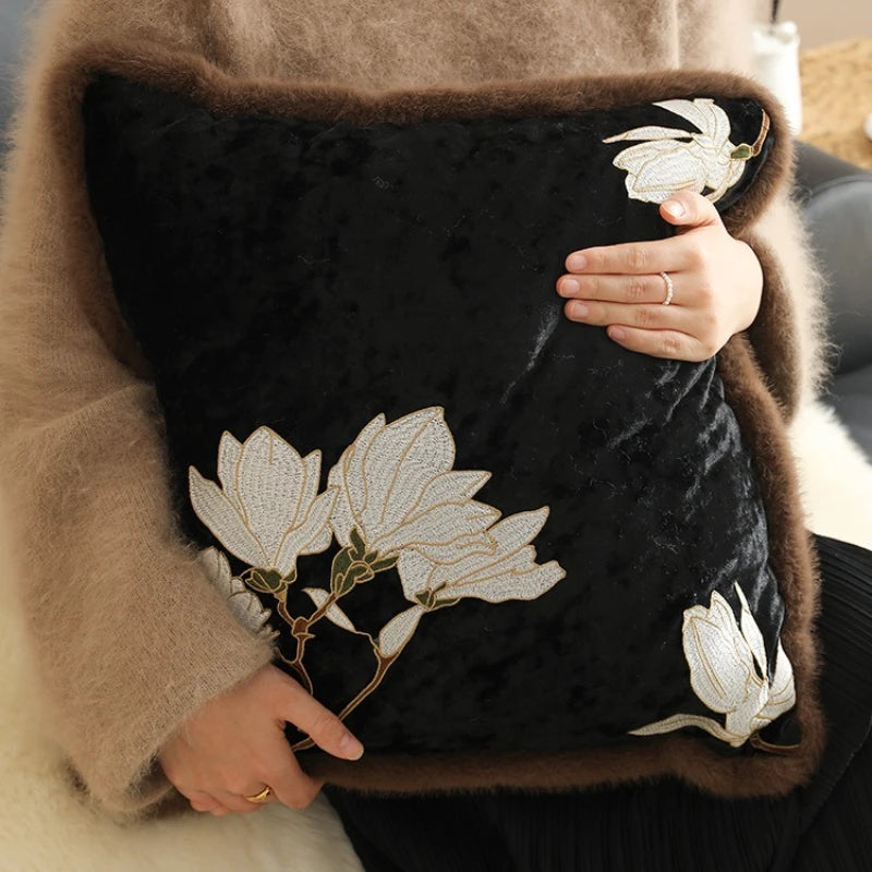 housse coussin carré noir motif floral blanc velours élégant décoration intérieure nordique ornement voiture