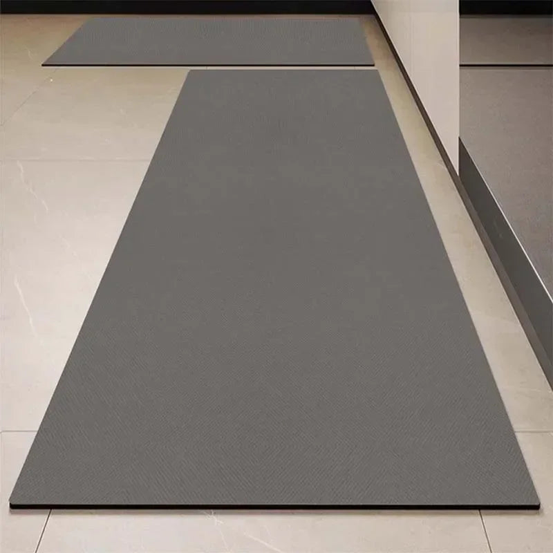 Une surface rectangulaire lisse et grise repose sur un sol carrelé blanc.