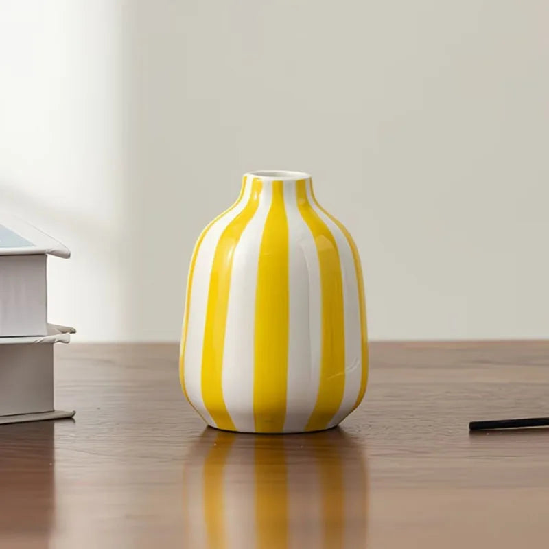 vase porcelaine rayures horizontales bleu blanc rose jaune rouge moderne minimalisteintérieur décoration fleurs