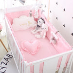 protège matelas lit bébé rose blanc gris fronces décoratives doux mignon étoile cœur lion