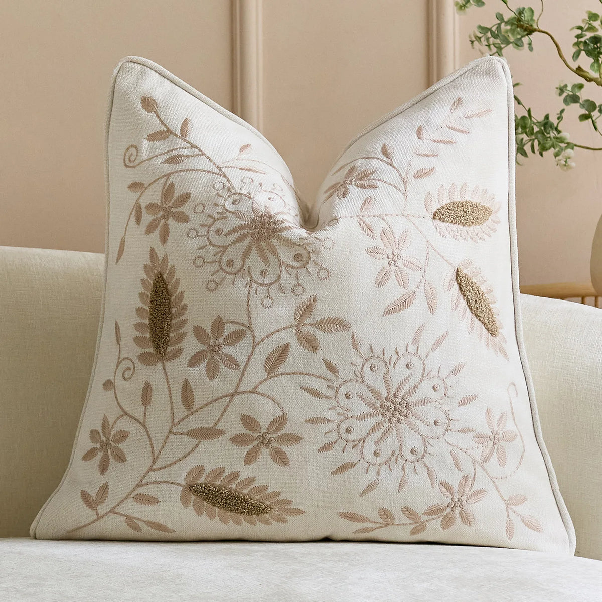 housse coussin carré brodé tissu chenille motif floral vert rouge décor maison lit sofa