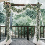 guirlande eucalyptus feuilles fleurs blanches deco mariage exterieur vert blanc boheme rustic