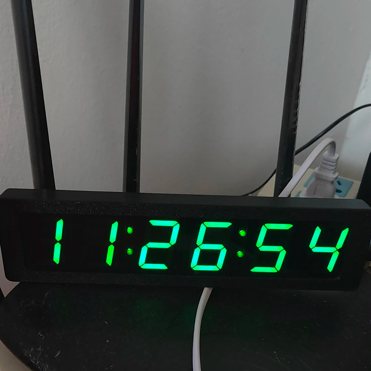 horloge numérique affichage led noir vert moderne capteur température synchronisation satellite autoéclairage connecteur usb