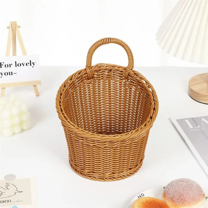 Panier déco rouge accroché au mur avec plantes