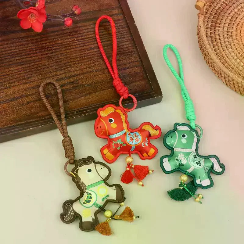 porte clés chevaux stylisés brodés rouge vert marron bleu clochette pompon traditionnel artisanal anneaux