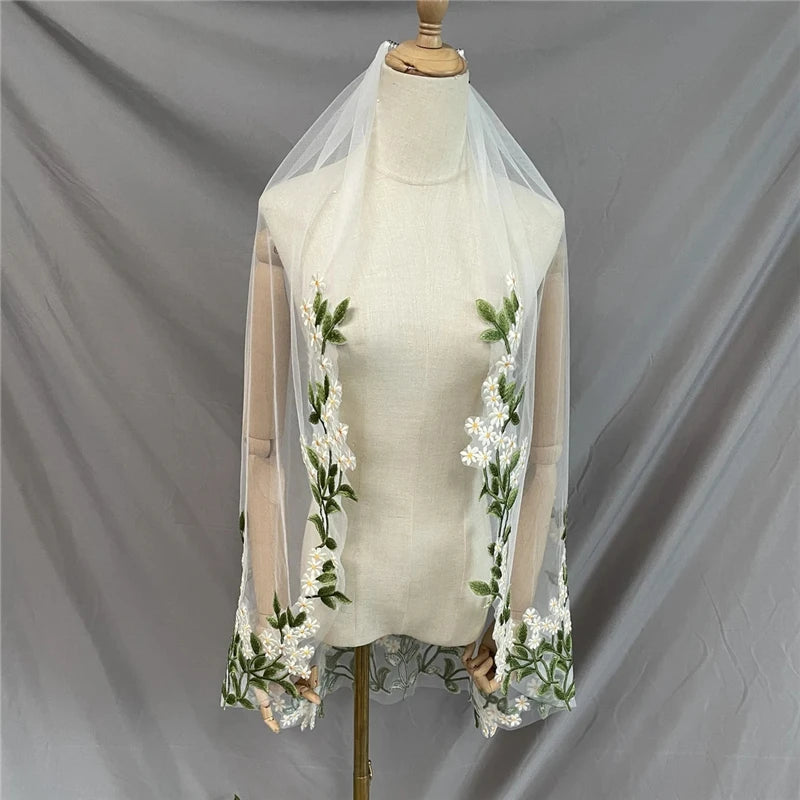 voile mariée tulle blanc brodé feuilles vertes fleurs blanches romantique floral cape femme