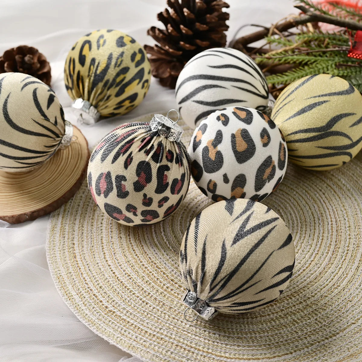 Décoration sapin boule léopard tissu