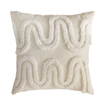 Coussin décoratif moelleux avec un motif abstrait blanc et beige.