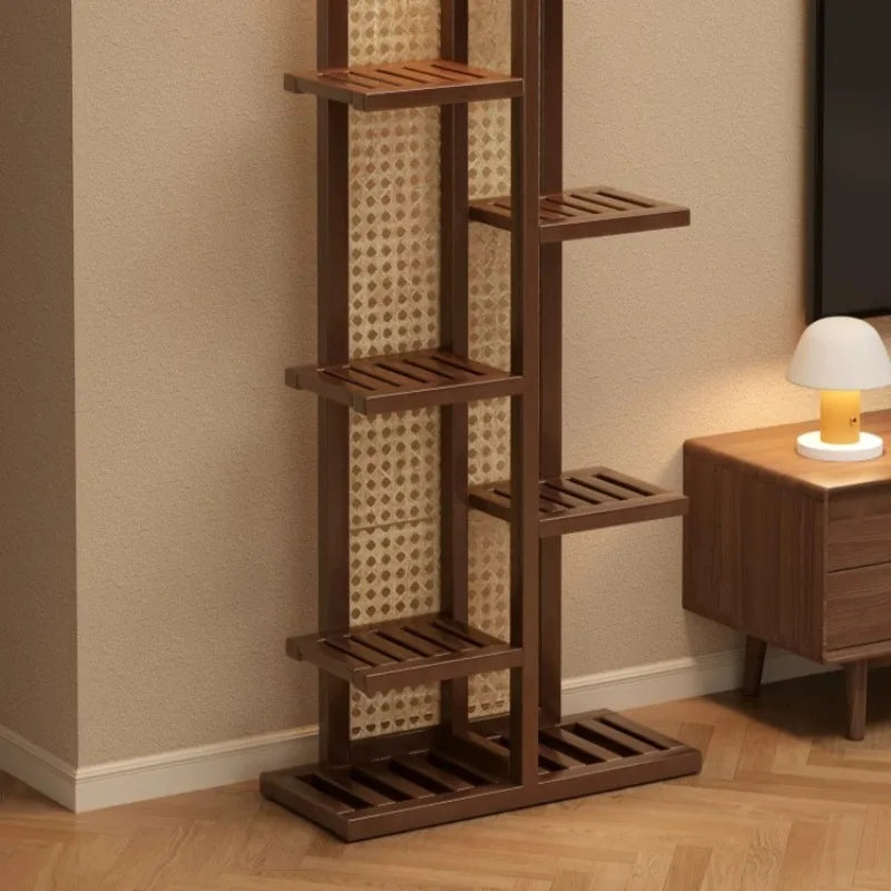 étagère plantes bois minimaliste motifs géométriques marron clair intérieur moderne paniers pots variés