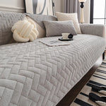 Un canapé douillet et confortable, recouvert de coussins moelleux aux motifs géométriques, offrant un espace de détente et de relaxation.