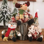 Set de décorations de Noël 2025 avec Père Noël, wapiti et bonhomme de neige sur une table en bois