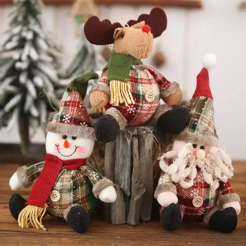 Set de décorations de Noël 2025 avec Père Noël, wapiti et bonhomme de neige sur une table en bois